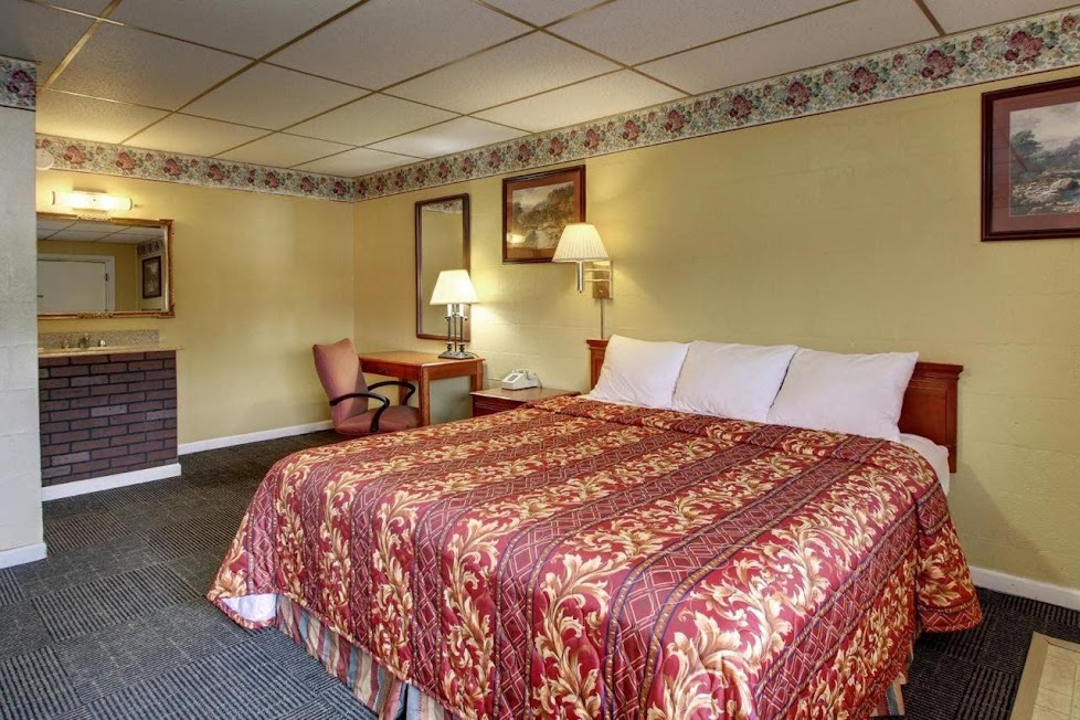 The king room comes with a single king bed. It has the basic amenities, a flat screen television, telephone, private bathroom, refrigerator and microwave.