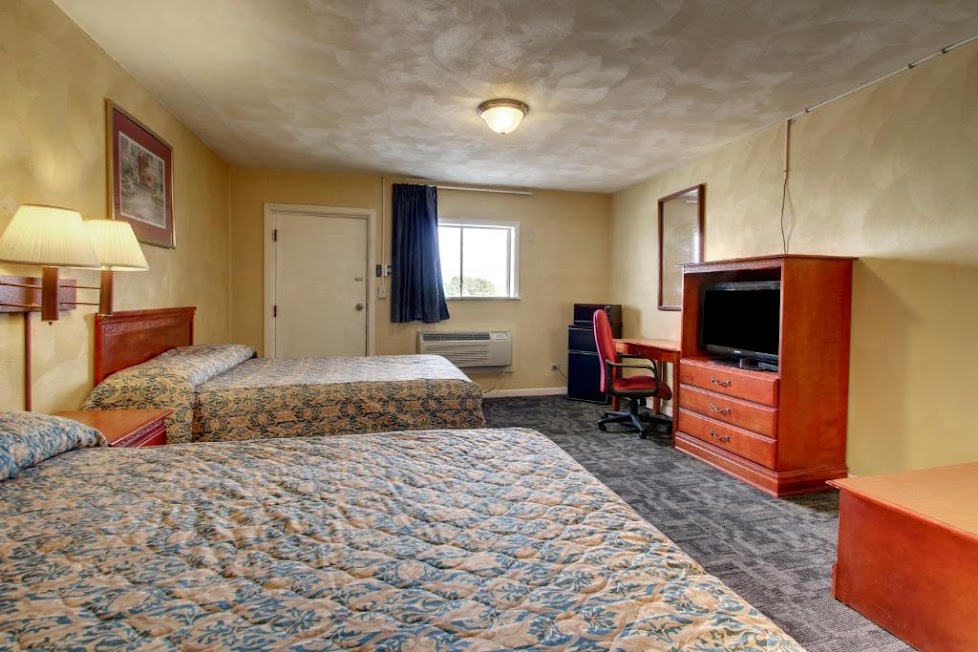 The king room comes with a single king bed. It has the basic amenities, a flat screen television, telephone, private bathroom, refrigerator and microwave.