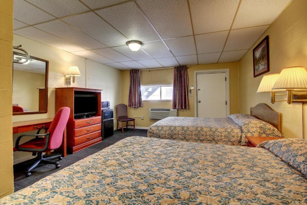 The king room comes with a single king bed. It has the basic amenities, a flat screen television, telephone, private bathroom, refrigerator and microwave.
